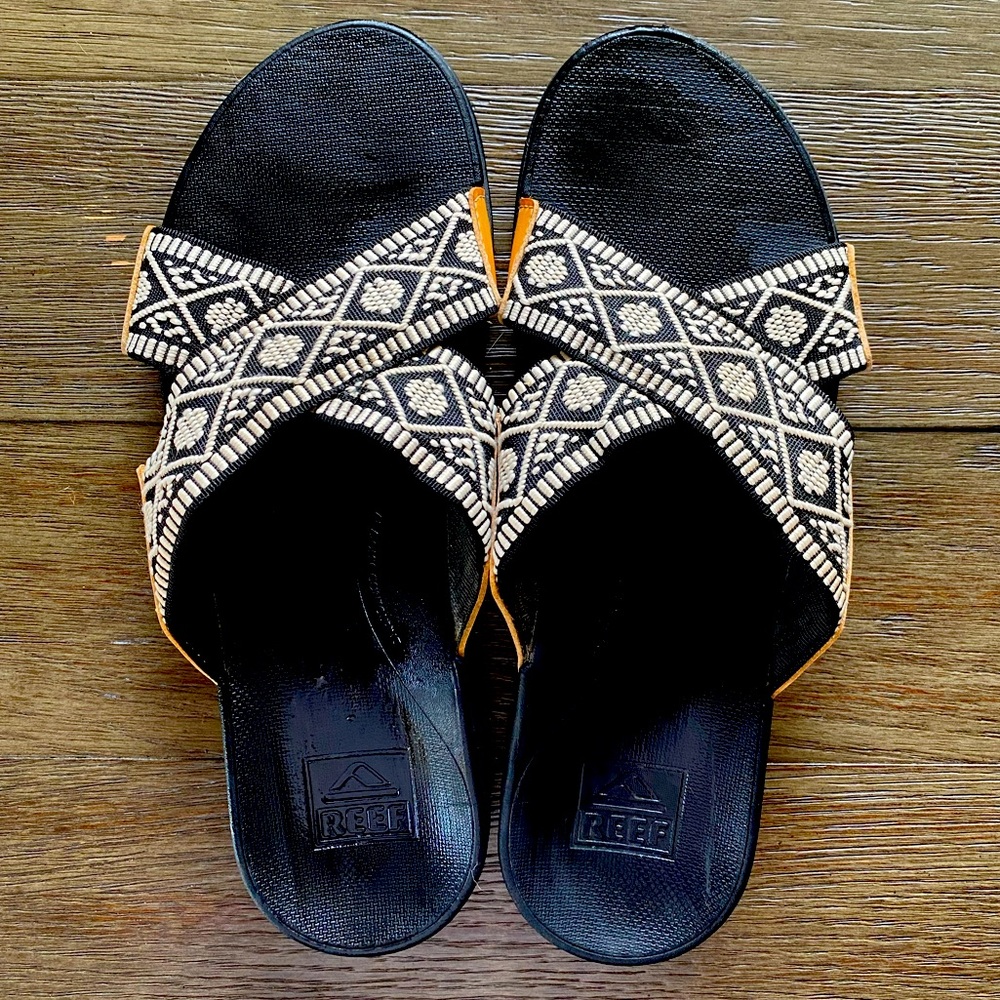 Reef Bounce woven criss cross slides. Size 11. Practically new